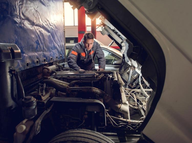 Mężczyzna naprawia silnik samochodu